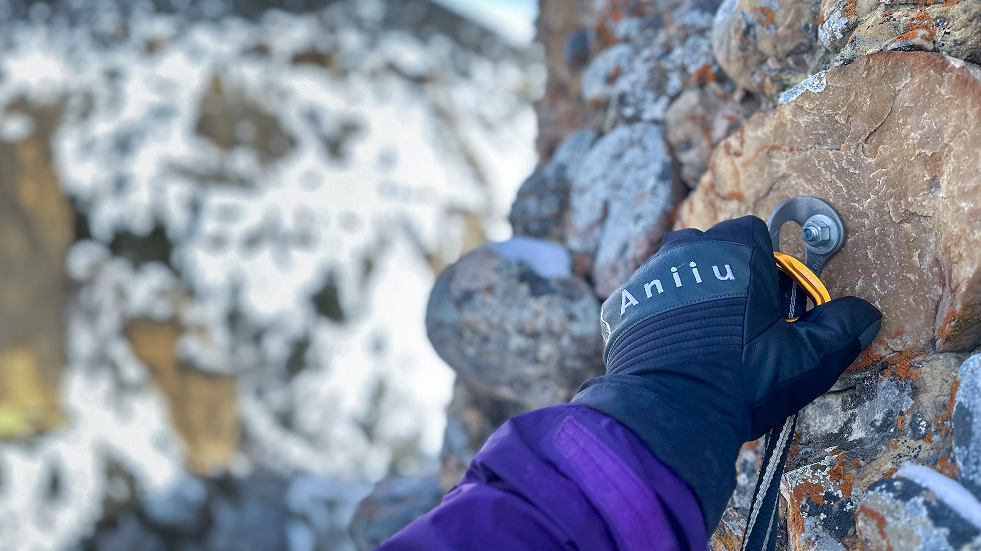 Aniiu Viinson Gloves in tuxedo black color on a person's hand ice climbing